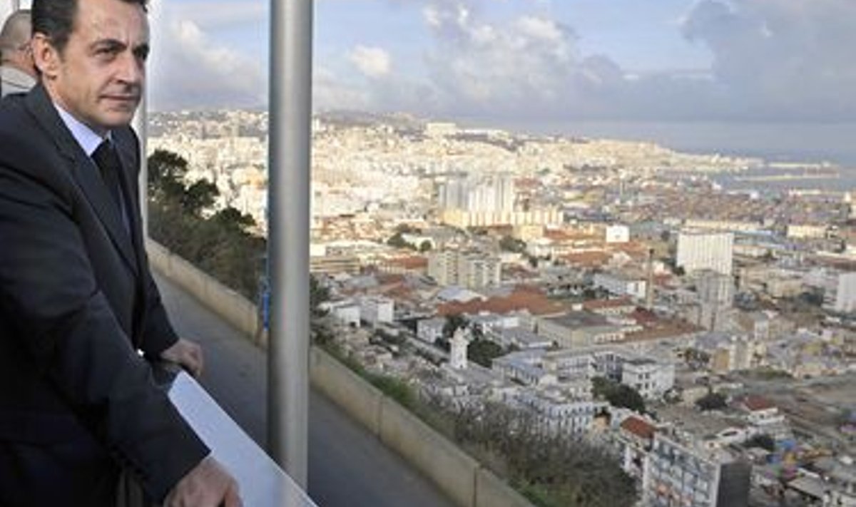 Prantsuse president Nicolas Sarkozy Alžiiri panoraami imetlemas