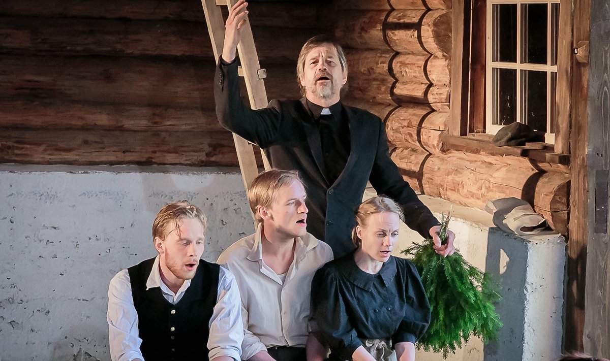 "TÖÖ ON ÕIGUS, TÖÖ ON NEEDUS": praost Odja (Tõnu Oja) taktikepi alla laulavad (vasakult) Ekke Moor (Pääru Oja), Jaagup Seenepoiss (Kaspar Velberg) ja köögitüdruk Kadi (Külli Teetamm).