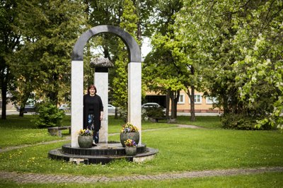 Betti Alverile pühendatud mälestusmärk „Rotunde“. Park ja monument avati kirjaniku 90. sünniaastapäeval 1996 ja seati jälle korda kaks aastat tagasi. Kuju valmistas skulptor Terje Ojaver. Kuna Lianne õppis Tartu 8. keskkoolis kirjanduse eriklassis, korraldati neile kohtumine poetessiga. „See oli väga suur elamus. Betti Alver rääkis vähe, aga kõik mis ta ütles, oli kuld“.