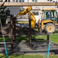 DELFI FOTOD: Tallinna Küte käib juba aastaid iidsete torude lappimiseks lasteaia mänguplatsi jupi kaupa üles kaevamas