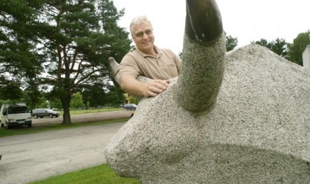 Luige baasi hoovi kaunistav kivist pull on Tauno Kangro skulptuur. Koit Põld tellis selle 1988. aastal, kui Usbekistani müüdi 100 000. tõupull.