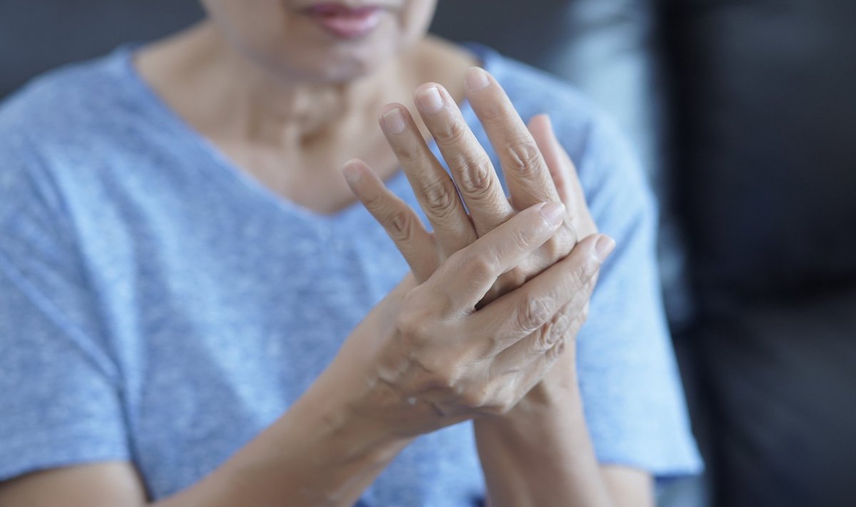Sageli korduv valu- ja jäikustunne sõrmeliigestes on reumatoidartriidi üks esimesi tunnuseid.