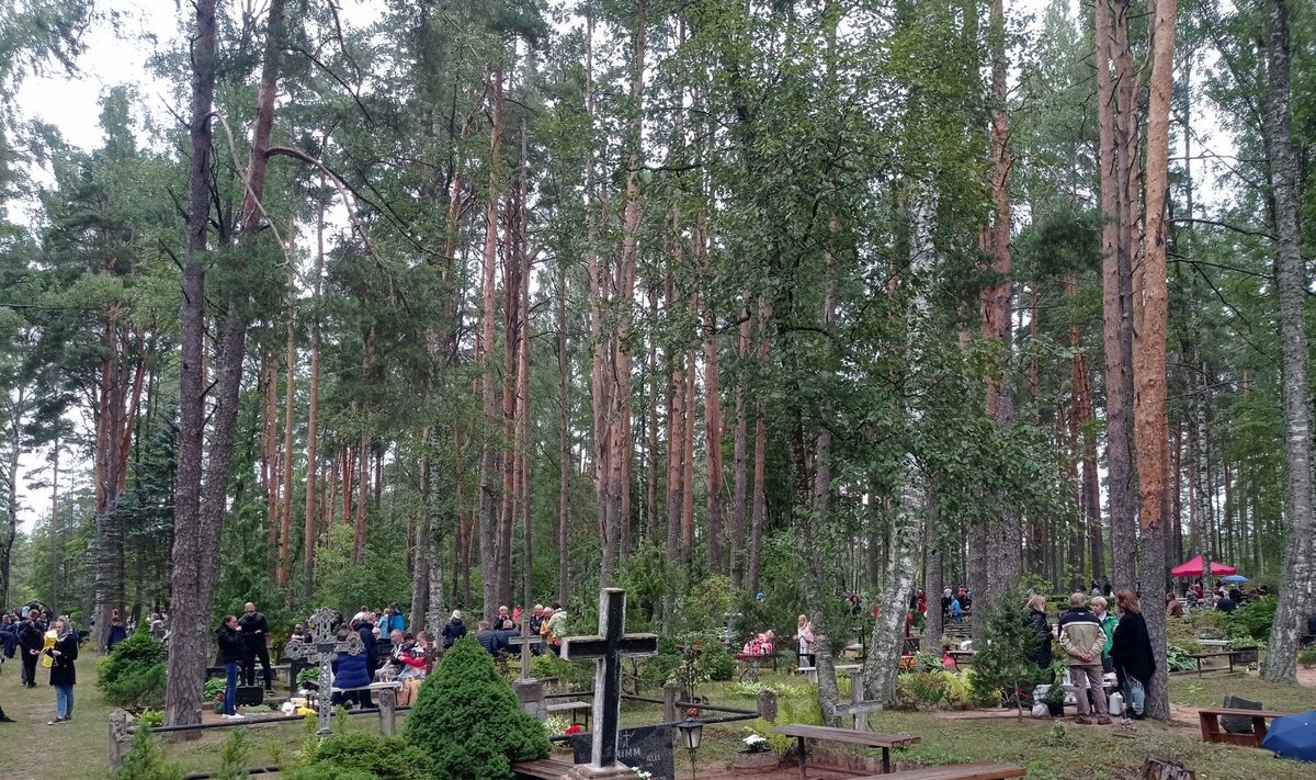 Paasapüha Obinitsa surnuaial. 