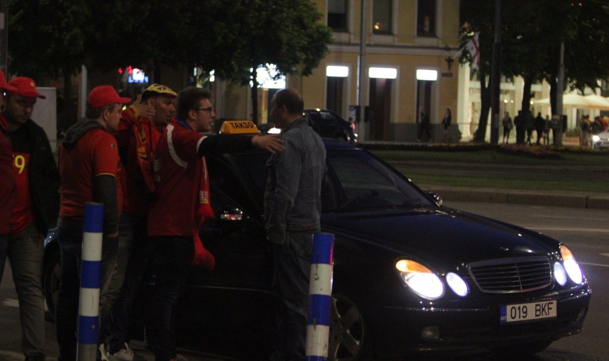 Belgia fännid taksojuhiga vaidlemas.