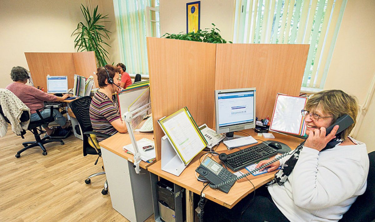 Tartu Ülikooli Kliinikumis suunab abivajajaid arstide juurde etteregistreerimise keskus. Selle töötajatel Sirje Lissovil (esiplaanil)  ja Kadri Tuulikul (temast vasakul) ning nende kolleegidel tööd jätkub: nad saavad 2000 kõnet päevas.