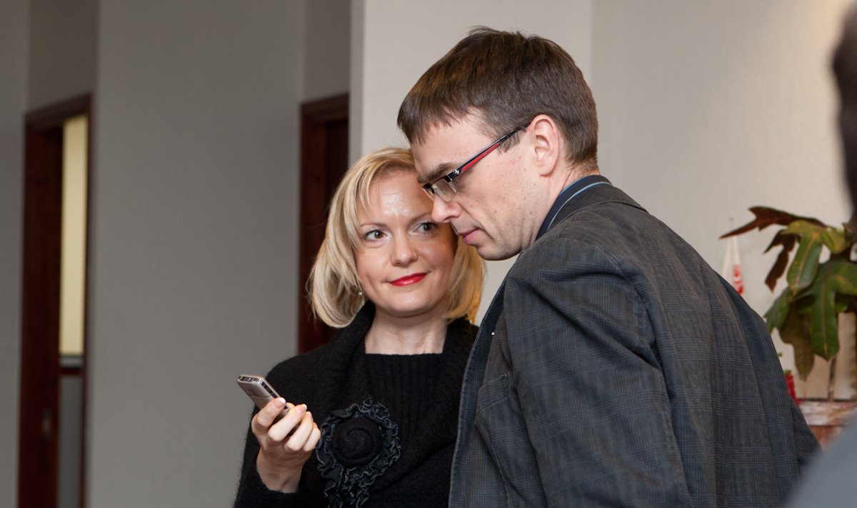 Kirsti Ruul 2010. aastal toonast sotside esimeest Sven Mikserit nõustamas.  Nii enne kui ka pärast seda on Ruul töötanud suhtekorraldusfirmas, mis esindab Liviko huve.