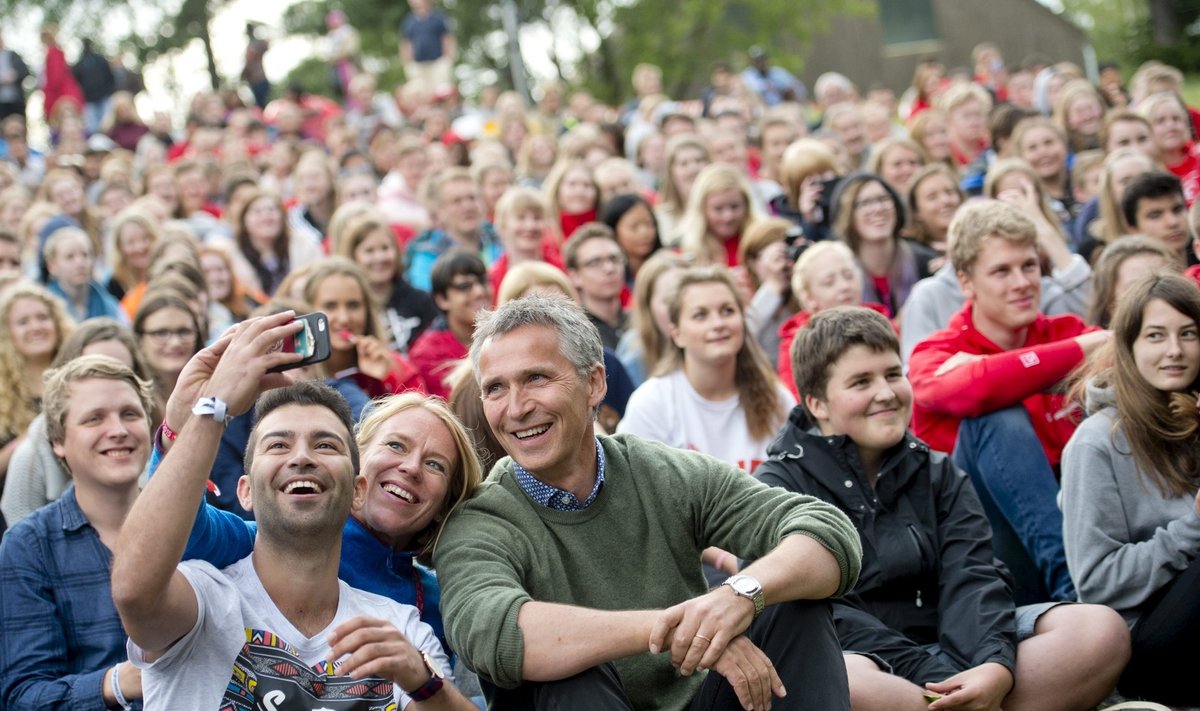 Noored on Utøyal tagasi. Tööpartei noorteorganisatsiooni juht Mani Hussaini teeb saarele kogunenud mõttekaaslaste ja NATO peasekretäri Jens Stoltenbergiga (rohelises džempris) selfie.