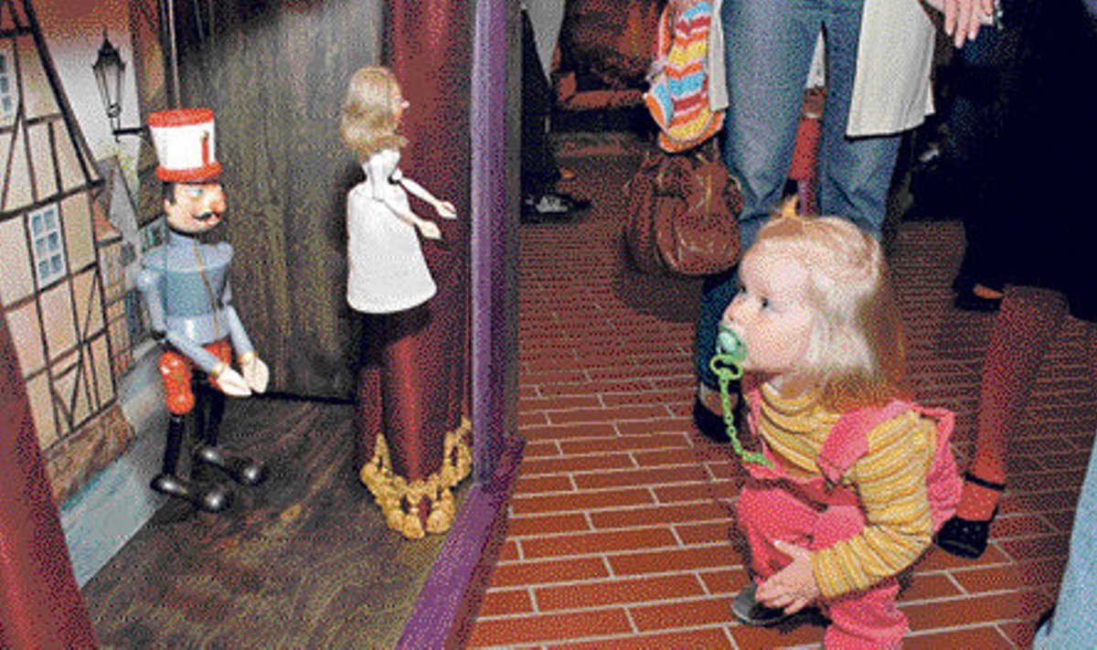 Kes ikkagi neid nukke liigutab? Nöörid on näha, aga kes neid sikutab, tunneb väike külastaja huvi. 