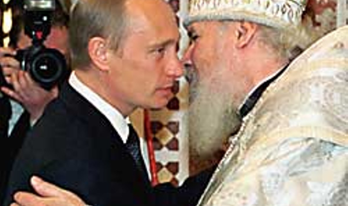 NAGU ISA JA POEG: President Vladimir Putinil kui kõigest saksalikust lugupidaval mehel on Aleksius II-ga eriti hea klapp. AFP