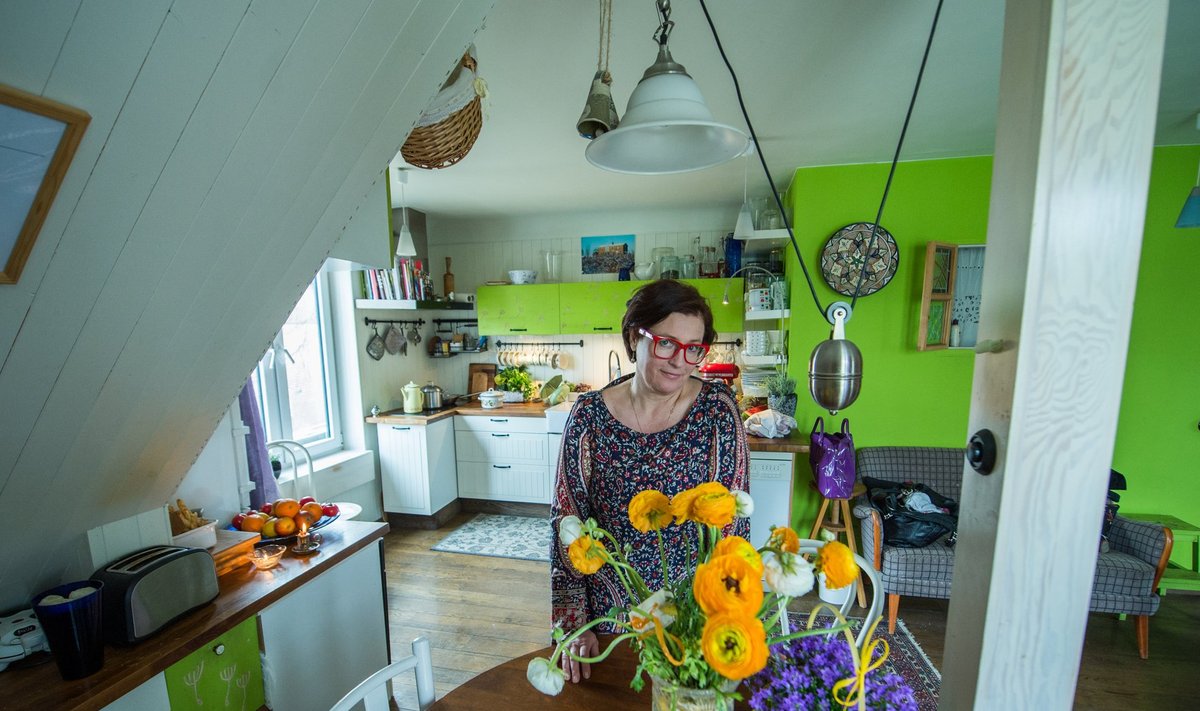 Anne Reemann oma Pelgulinna kodu hubases köögis.
