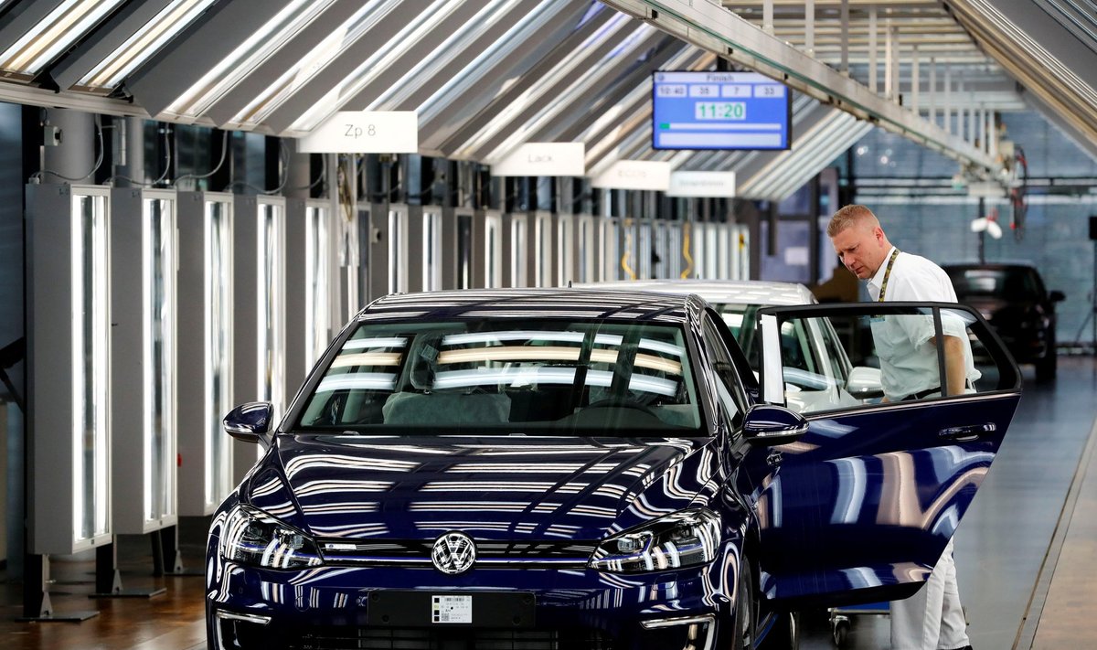 e-Golfi eletriautod Volkswageni tehases Dresdenis.