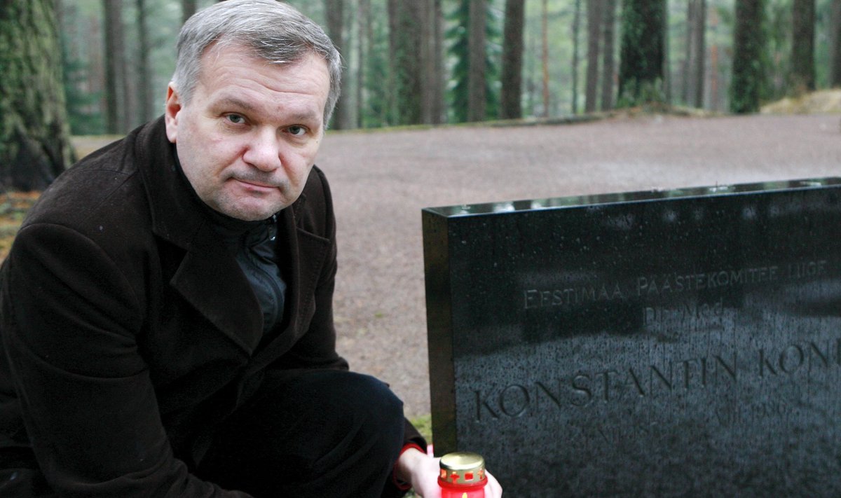 Küllo Arjakas Konstantin Koniku haual.