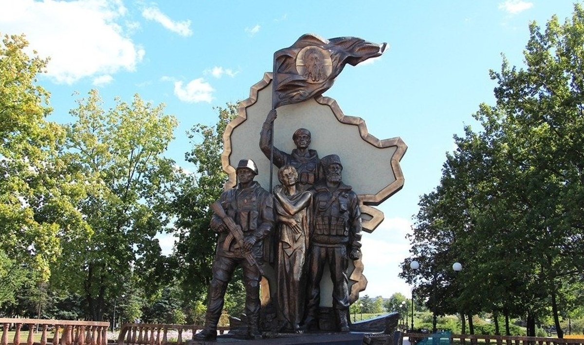 Памятник в Луганске
