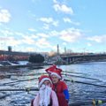 FOTOD | Kui lund ei ole, tulevad jõuluvanad ja päkapikud Eestimaa laste juurde... muidugi sõudepaadis
