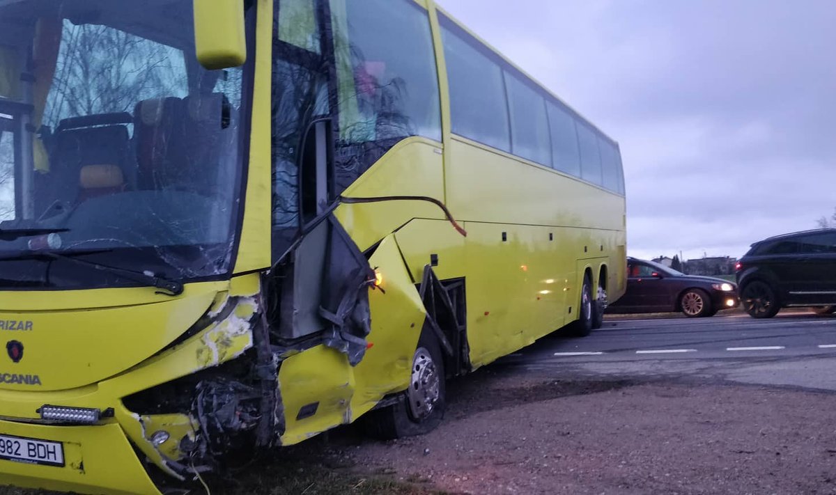 Eesti bussifirma buss sattus Leedus avariisse. Tegu oli õnneliku õnnetusega, sest kõik reisijad jäid terveks. 
