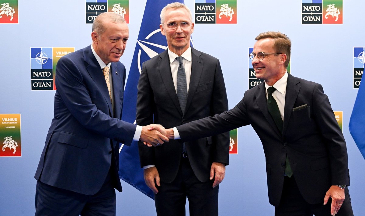 Türgi president ja Rootsi peaminister suruvad NATO peasekretäri ees kätt.