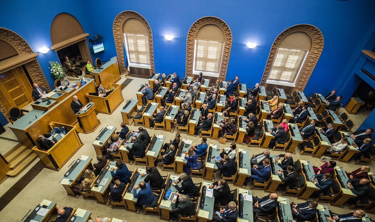 Keskmine riigikogulane on keskmisest eestlasest haritum. Kui täisealiste kodanike seas domineerib keskharidus, siis riigikogulaste seas magistrikraad. 