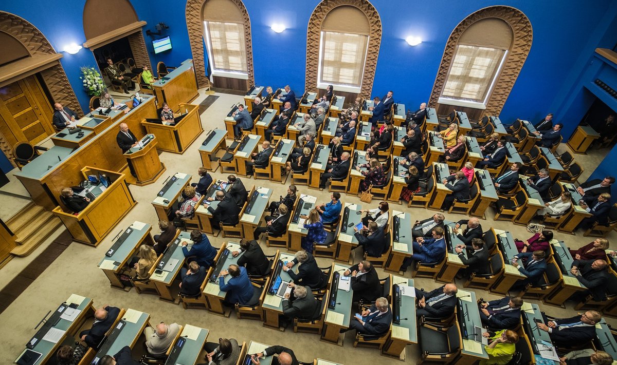 Keskmine riigikogulane on keskmisest eestlasest haritum. Kui täisealiste kodanike seas domineerib keskharidus, siis riigikogulaste seas magistrikraad. 