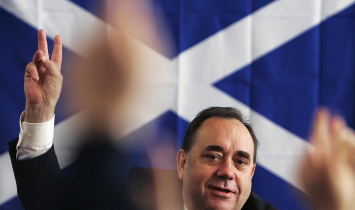 Scotland's First Minister Alex Salmond gestures in front of the national flag during the launch of the St. Andrew's Day and Winter festival programme at St. Margaret's Primary School in Loanhead near Edinburgh, Scotland November 2, 2007.     REUTERS/David Moir (BRITAIN)