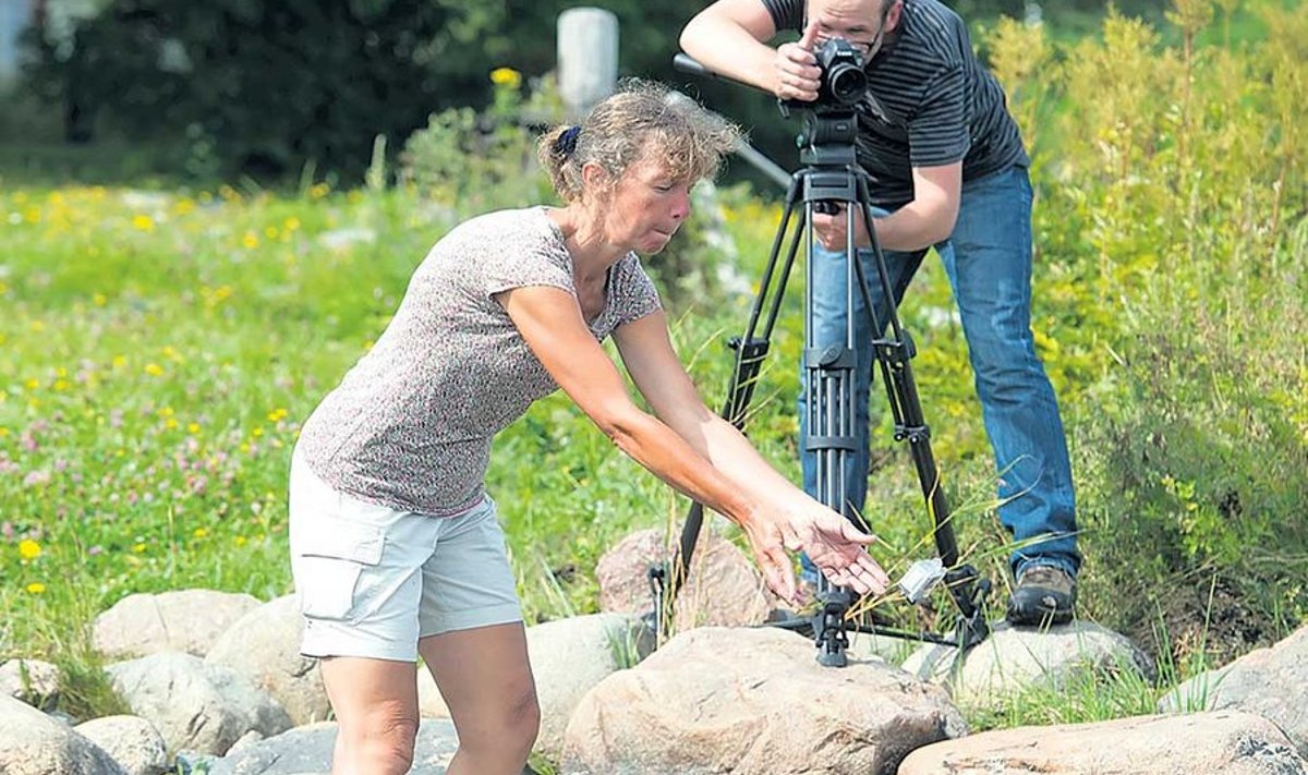 Läti filmirežissöör Laila Pakalniņa loobib vette oma ekstreemkaamerat GoPro, et salvestada efekt, mis sarnaneks pommi lõhkemisega vees. Filmib kaasprodutsent ja operaator Arko Okk.
