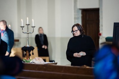 HÜVASTIJÄTT Jüri Arrak ja temast 31 aastat noorem Kai Arrak abiellusid kaks aastat tagasi. Kai sõnul olid nad teineteisele inspiratsiooniallikaks. Tema kirjutas lugusid ja Jüri maalis, üheskoos avaldasid nad raamatu "Kogutud teosed". "Kui ma sellele kurvale päevale mõtlen, mil Jürit ära saatsin, nägin ma tema näos rahulolu. Tal oli ilus ja rikas elu," ütleb Kai. 24. oktoobril, Jüri Arraku 86. sünniaastapäeval avas Kai Tauno Kangro galeriis Arraku tööde mälestusnäituse.  