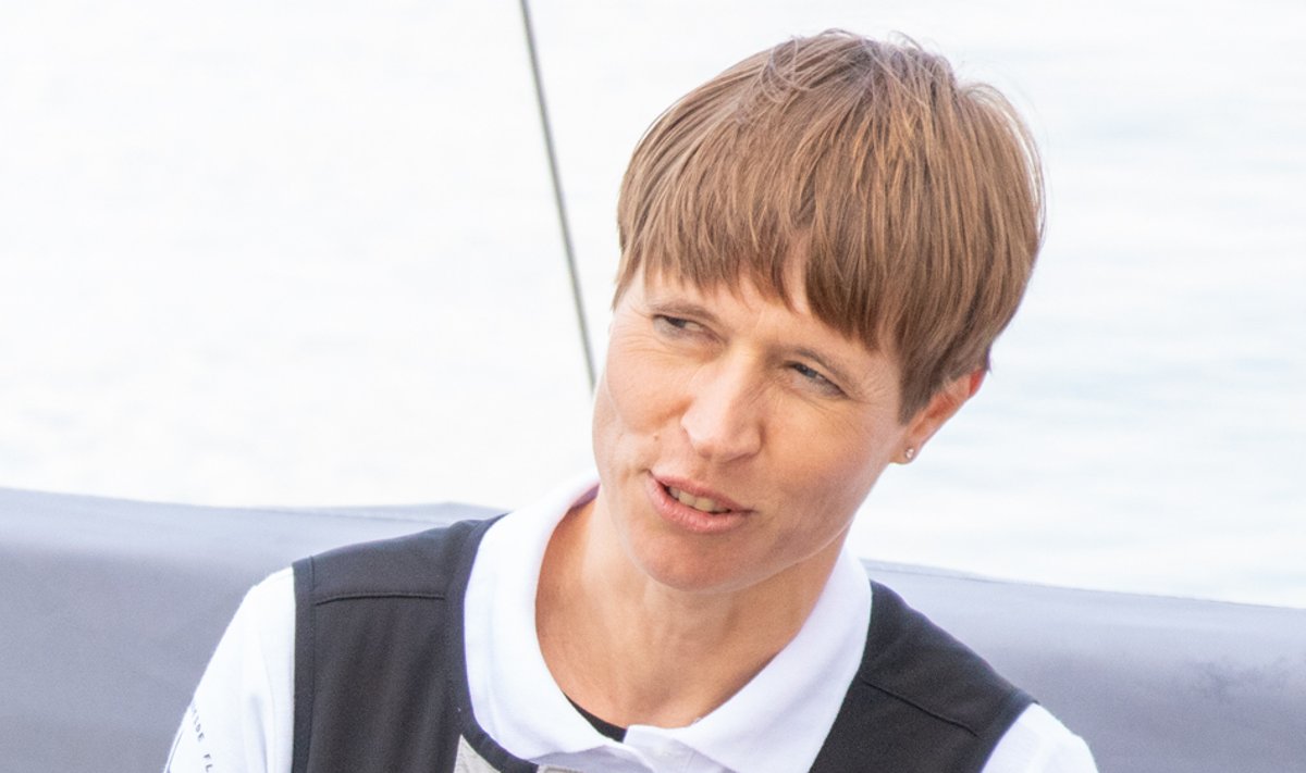 Muhu väina regatil Abruka sõidul osales Kersti Kaljulaid folkboot Jonnal