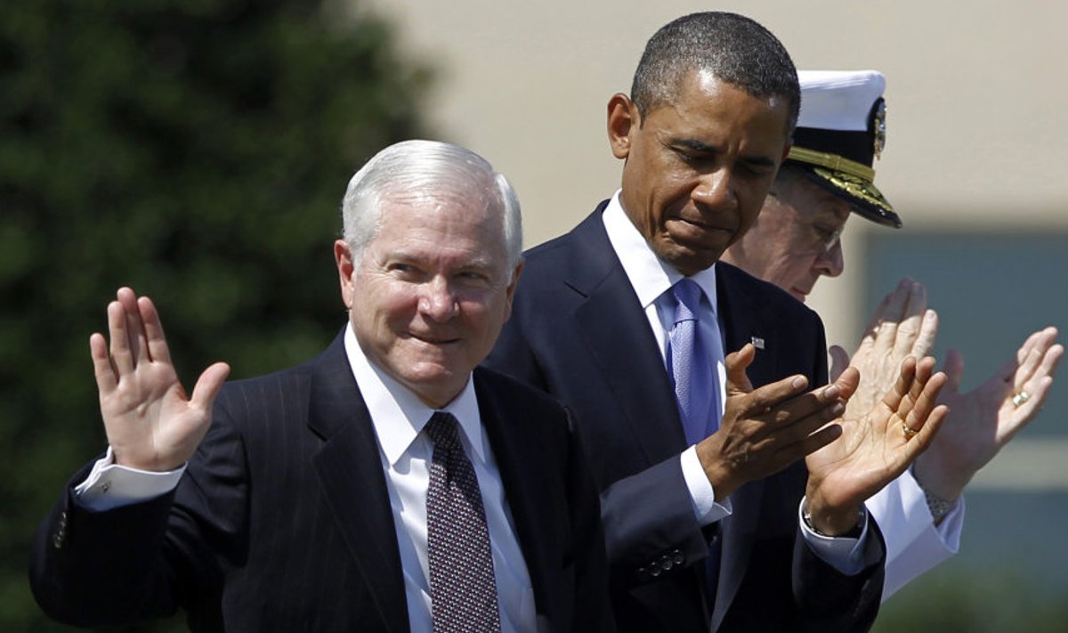 President Obama aplodeerib ametist lahkuvale kaitseminister Gatesile 30. juunil 2011. 
