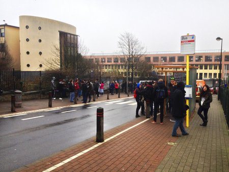 Lapsed ootavad bussi Euroopa kooli juures