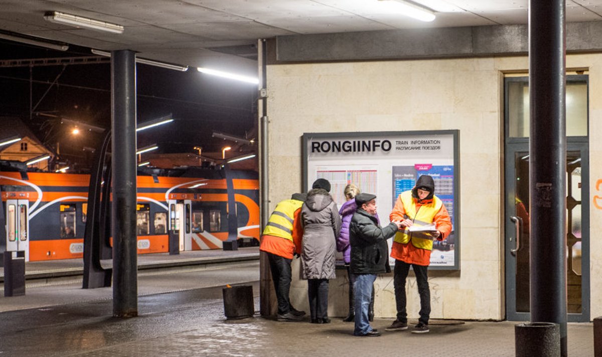 Rongiliikluse käivitamisega kimpus Elron saatis eile Balti jaama perroonile reisijaid abistama infotöötajad. Abistajad on jaamas jaanuari lõpuni ja iga päev kell 13.30–20.30. 