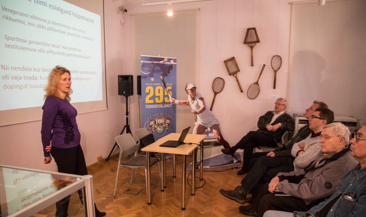 Andrus Veerpalu kaitsetiimi kuulunud biostatistik Krista Fischer (vasakul) selgitas Tartu spordimuuseumis spordiajaloolaste seltsi liikmetele, miks on kasvuhormoonianalüüsi tõsiseltvõetavus kaheldav. 