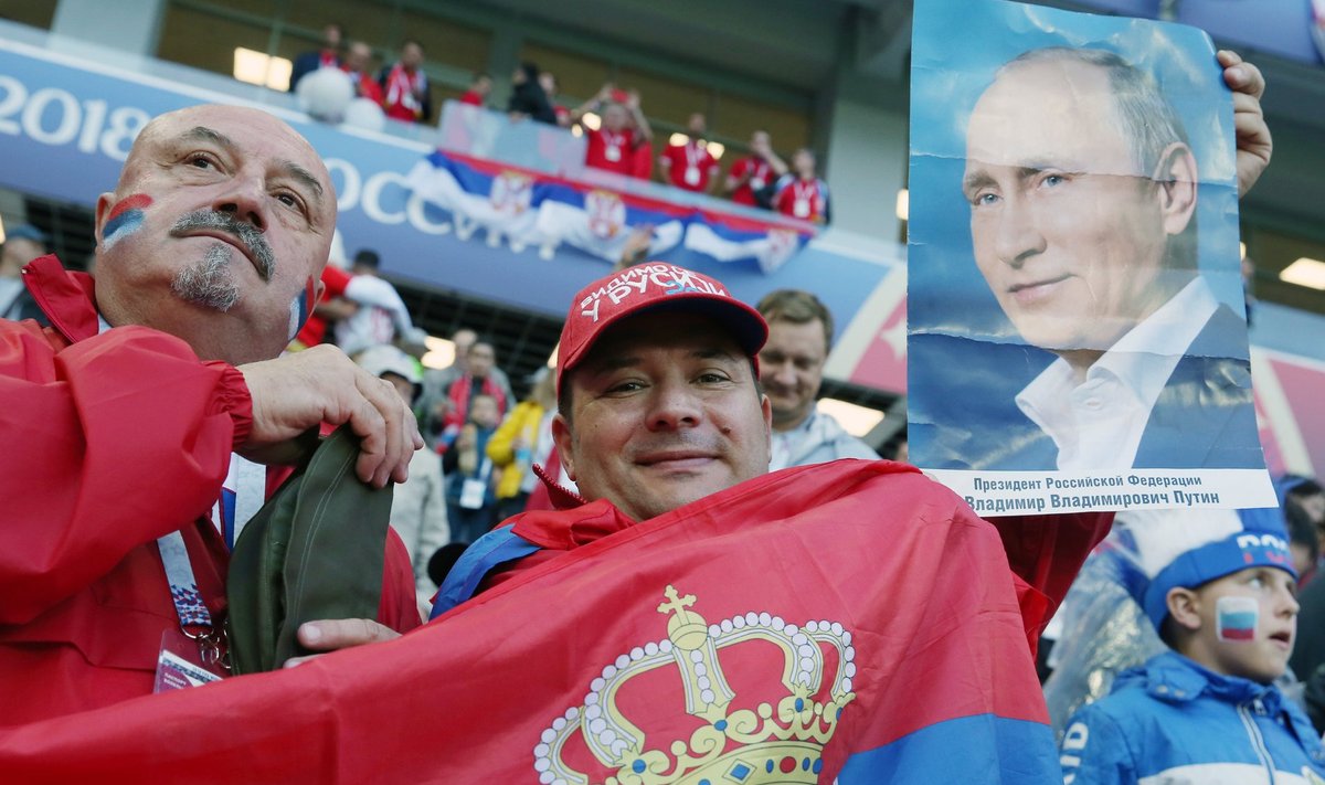 Serbia fännid võtsid Kaliningradi staadionil omadele kaasa elades appi ka Vladimir Putini.