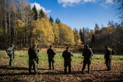 Esimeseks harjutuseks on kiire relvavahetus Waltherilt Galilile ja tagasi. Kõige selle juurde käib hõige “Seis! Eesti Politsei! Tulistan!”