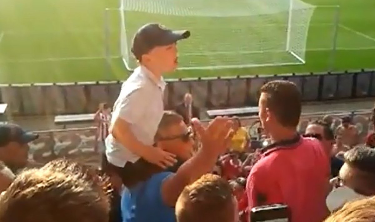 PSV Eindhoveni 8-aastane fänn isa kukil.