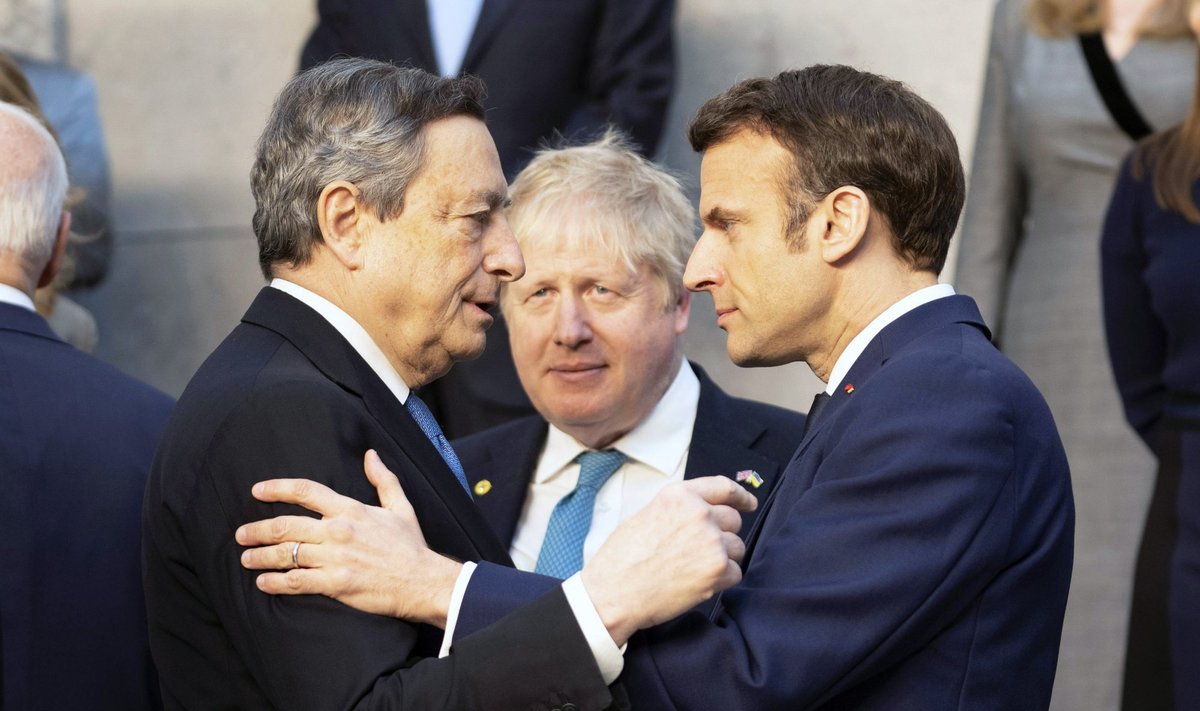 Mario Draghi (Itaalia) ja Emmanuel Macron (Prantsusmaa) NATO tippkohtumisel. Neid jälgimas Boriss Johnson (Suurbritannia).