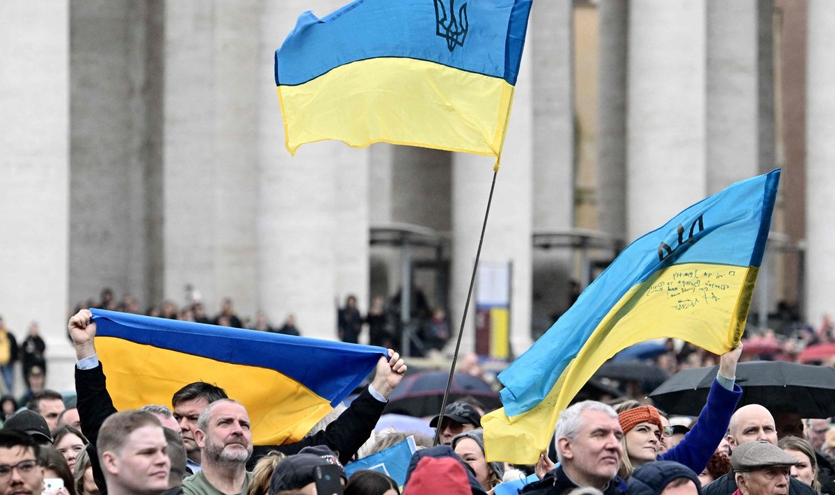 MITTE VALGE, VAID SINIKOLLANE: Ukraina lipud 10. märtsi hommikul Vatikanis Püha Peetruse väljakule kogunenud rahva seas