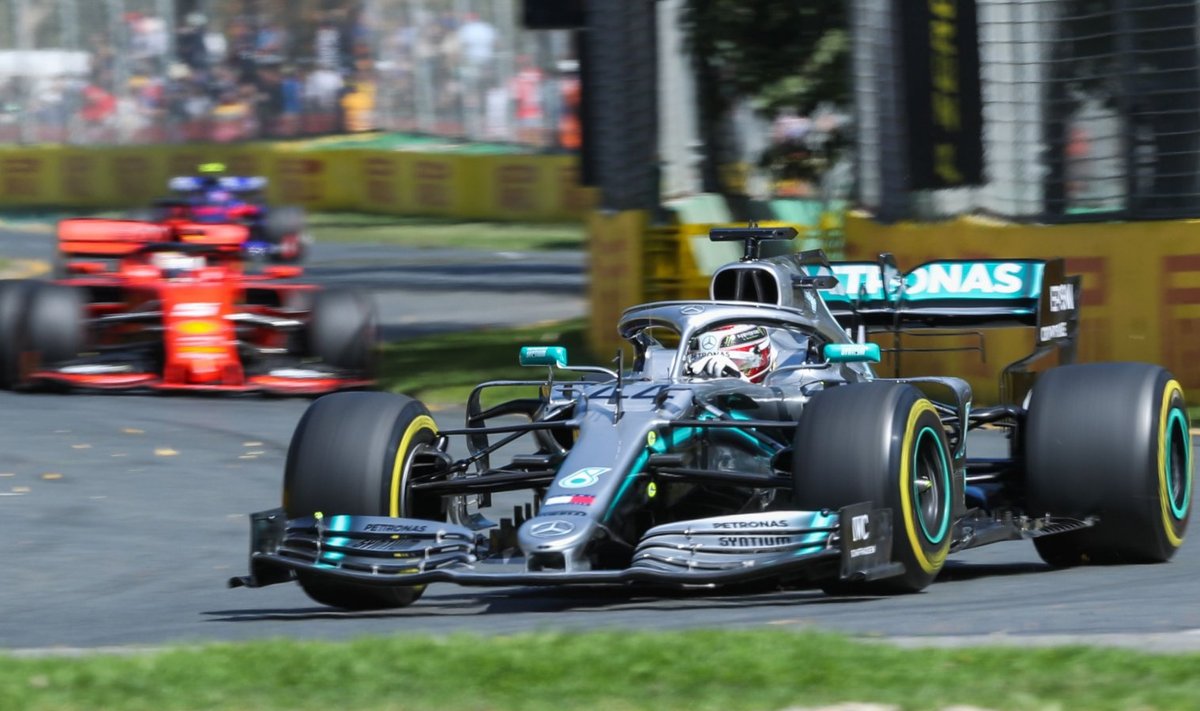 Läänerindel muutuseta: Lewis Hamilton on endiselt vormel-1 sarja kiireim mees. Seda vähemalt hooaja kahe esimese vabatreeningu põhjal