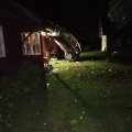 ФОТО | Автомобиль съехал с дороги, перевернулся и уперся в крышу дома