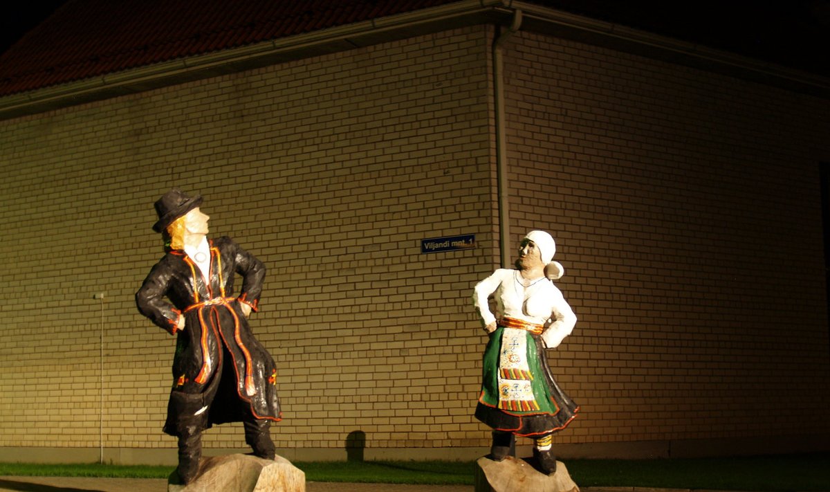 Puuskulptuur "Tantsivad mulgid" (Foto: Ivo Kruusamägi, Vikipeedia)