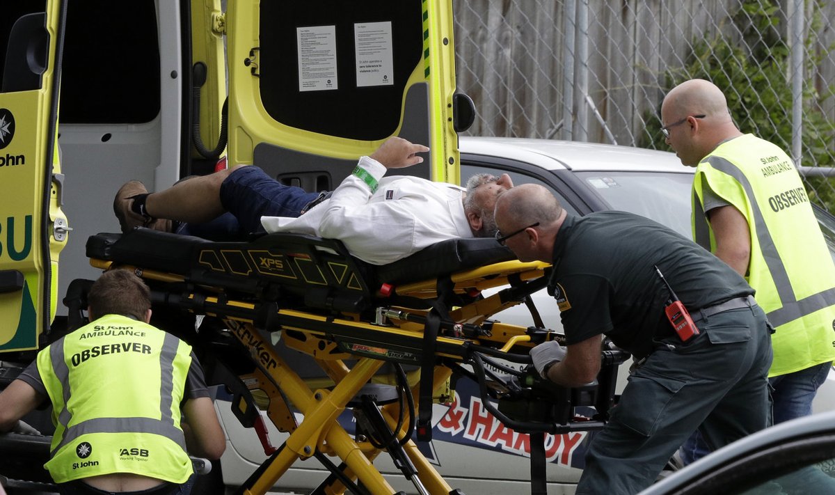 Kiirabi viib tulistamises haavata saanud inimese haiglasse