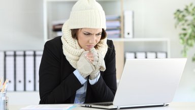 SPETSIALIST VASTAB | Kas tööandja võib energiakriisi tõttu lasta töötajatel talvel jahedas ruumis külmetada? 