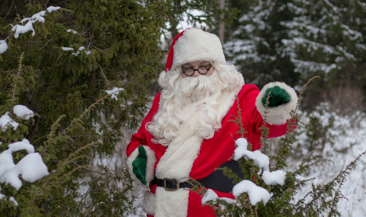 Jõuluvana Kaarel rõõmustab ilusa talveilma üle.