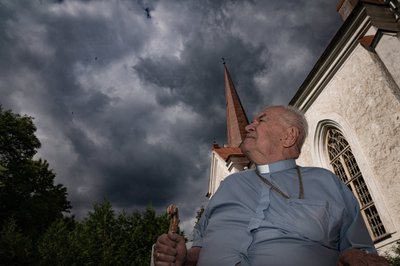 Mustvee kogudust pea kuus aastakümmet teeninud õpetaja Eenok Haameri jutlused ja tõsielulised pajatused haaravad kuulajat. Neis leidub nii muhedaid humoorikaid tähelepanekuid kui novellilikke süžeeliine.