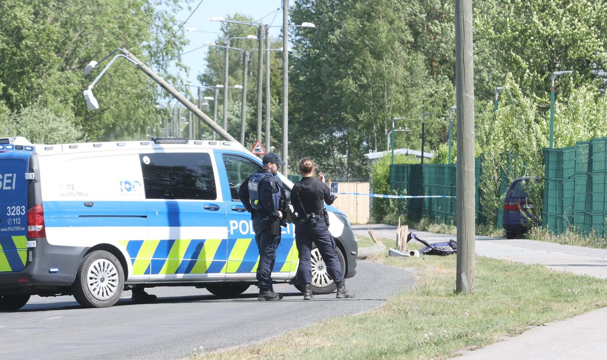 Masin niitis teelt välja sõites maha kaks elektriposti. Üks kaasreisijatest hukkus sündmuskohal.