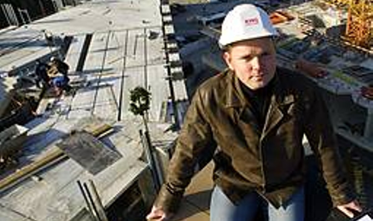LEIA PILDILT 150 EHITAJAT: Projektijuht Jaak Kleinberg paneb töö nii vilkalt käima, et tegevusetut ehitusmeest objektilt ei leia. TIIT BLAAT