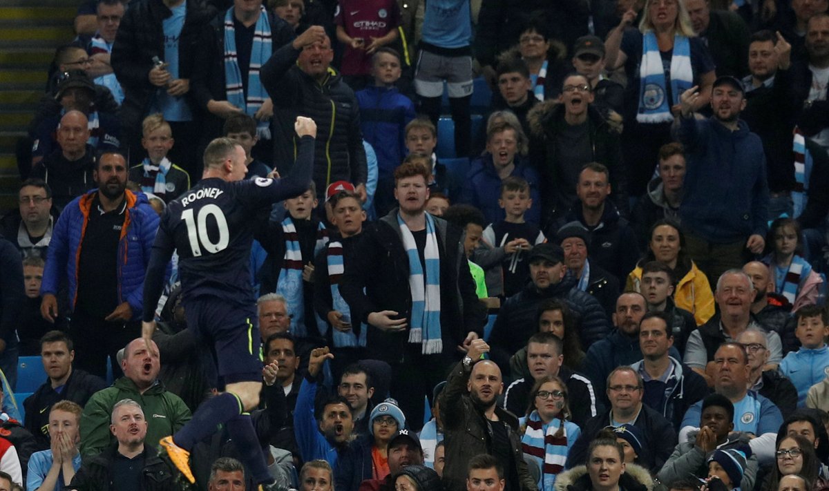 Wayne Rooney juubeldab Evertoni fännidega