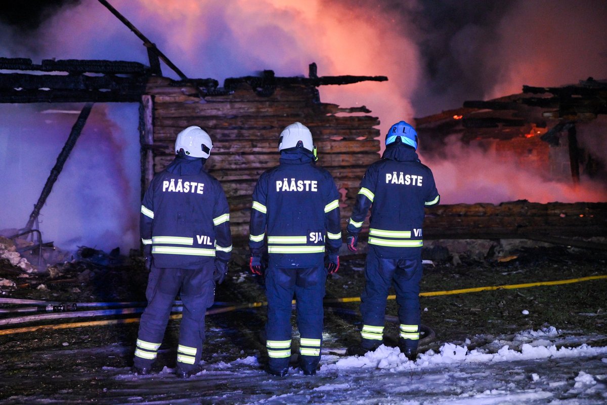 FOTOD | Öösel põles Viljandimaal maja lahtise leegiga