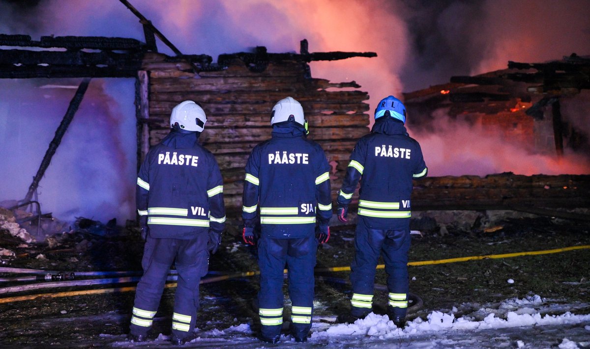 Viljandimaal põles maja lahtise leegiga