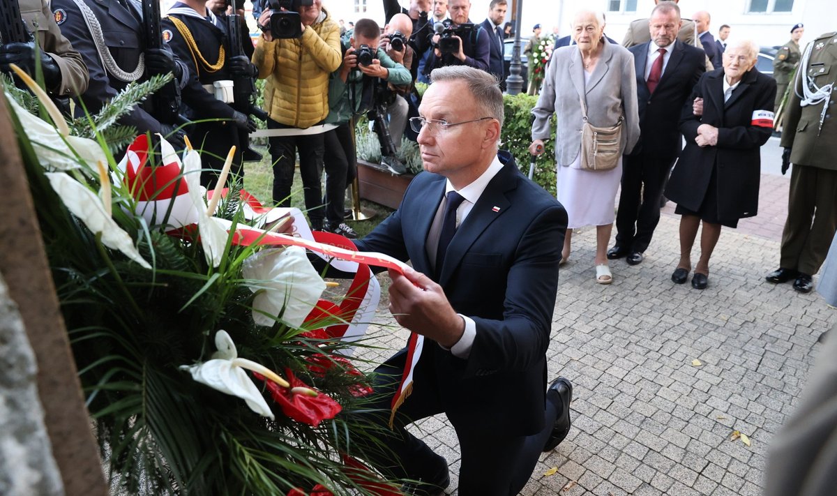 Президент Польши Анджей Дуда  возлагает венок к мемориалу жертвам немецкой бомбардировки больницы Всех Святых в Велюне 01 сентября 1939 года