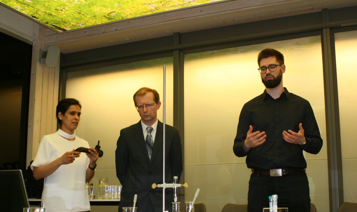 Nanofiltri leiutajad (vasakult): TTÜs töötavad teadlased doktor Protima Rauwel, professor Erwan Rauwel ja doktorant Siim Küünal.