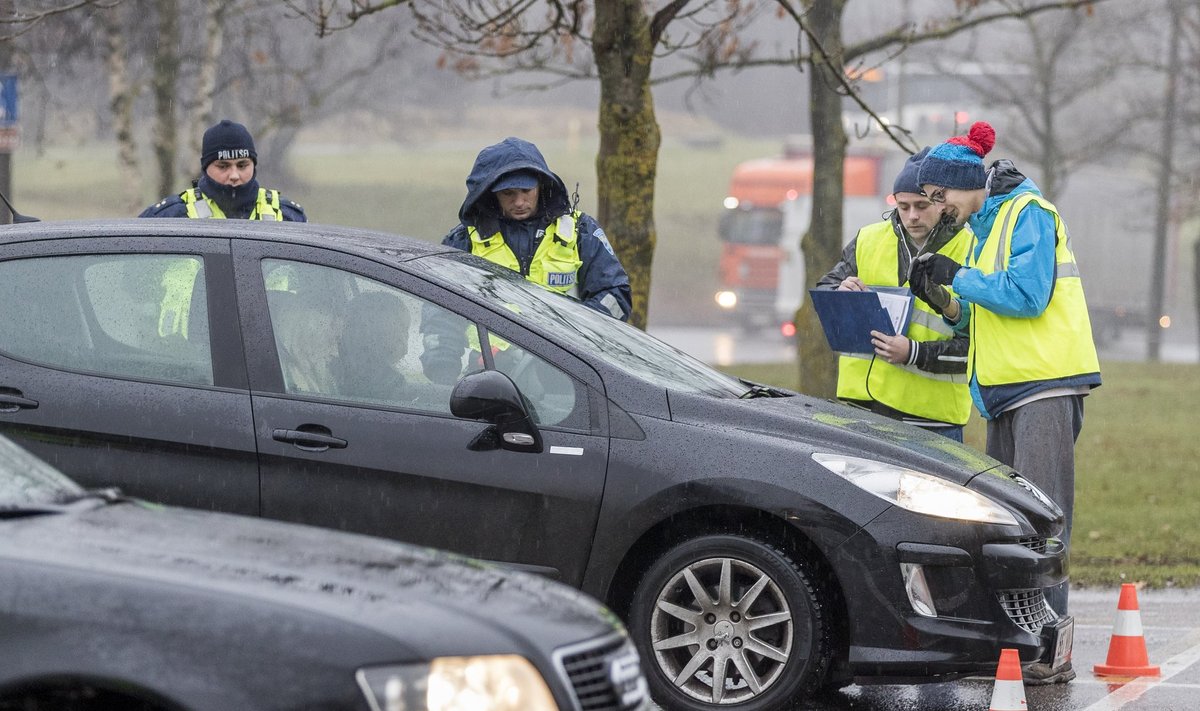 Politsei kontrollis talverehvide seisukorda Tallinnas Lauluväljaku juures